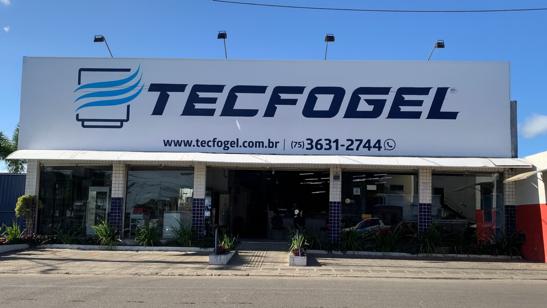 Fachada da Tecfogel em Santo Antônio de Jesus, empresa de climatização de ar.